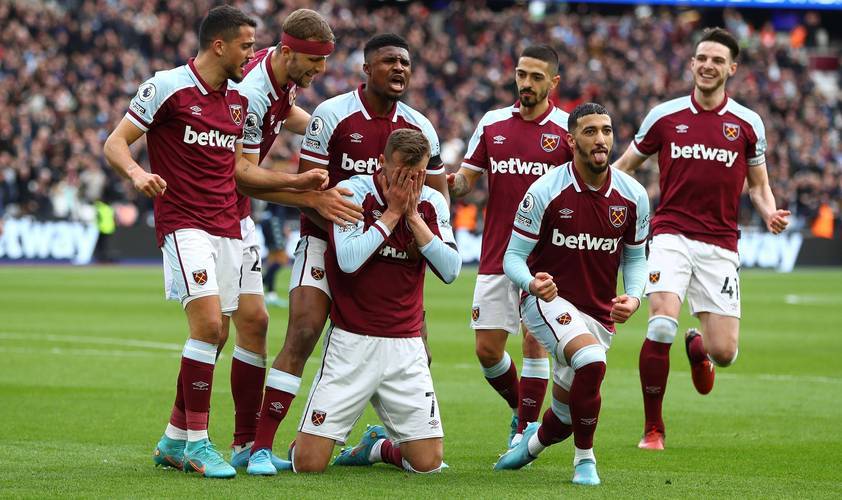 球员赛后把球鞋送给小球迷